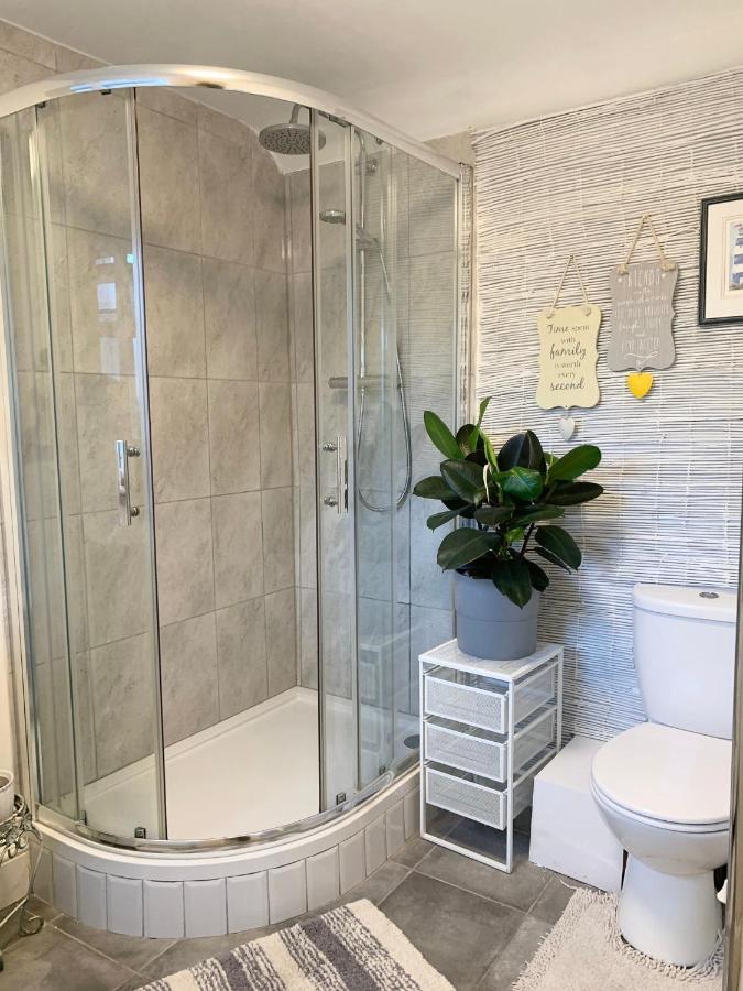 ניוקאסל אנדר ליים Beautiful Home, 3 Bedroom House Near Alton Towers, Wedgwood Museum, Universities מראה חיצוני תמונה